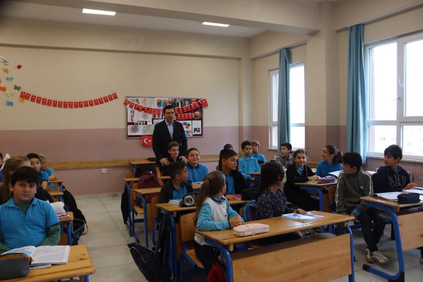 Kaymakam Furkan Atalık, Şehit Necmi Yıldırım İlkokulu ve Ortaokulu ziyaretinde öğrencilerle bir arada