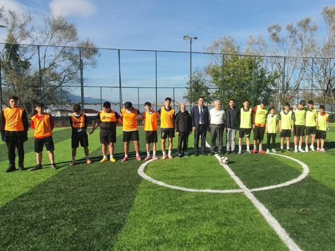 Cide&rsquo;de Maarifin Kalbinde Oyun etkinliği kapsamında futbol sahasında bir araya gelen &ouml;ğrenciler ve eğitim y&ouml;neticileri