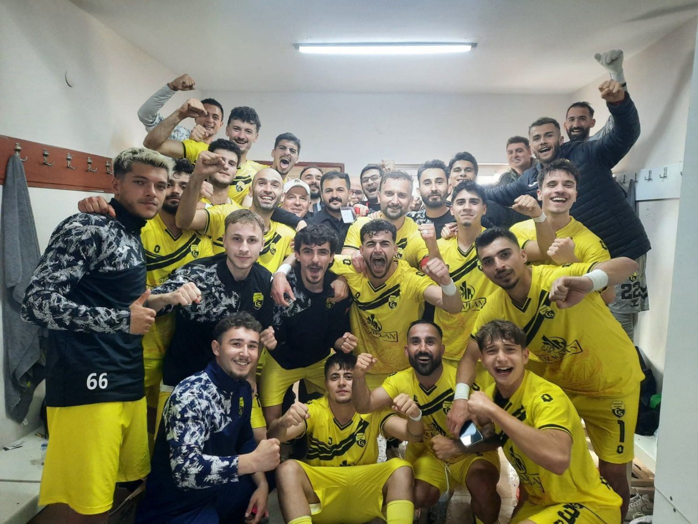 Cidespor'un 5-3'l&uuml;k Safranboluspor galibiyetinin ardından soyunma odasında verdiği galibiyet pozu