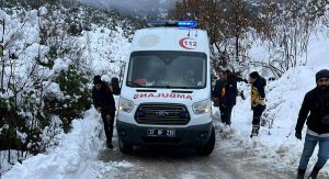 Cide’de Kar Engeline Rağmen Hastaya Ulaşıldı: 70 Yaşındaki Kadın Hastaneye Sevk Edildi